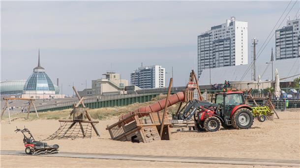 Weserstrandbad Bremerhaven: Was Besucher wissen müssen Mit schwerem Gerät in die neue Saison: Der Strand wird spielbereit gemacht.