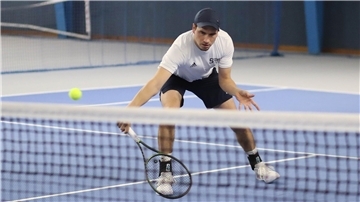 Sebastian Strehle spielt Tennis für den TK Nordenham