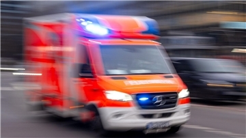 Mit seinem Motorrad rutscht ein 20-Jähriger von der Fahrbahn ab und erliegt seinen schweren Verletzungen. (Symbolfoto) 