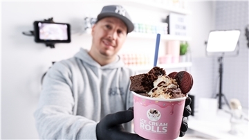 Gil Grobe, Youtuber, hält in seinem Studio eine Brownie & Oreo Eiskreation. 