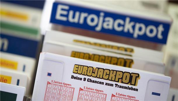 Nächster Lotto-Glückspilz: Cuxländer sahnt rund 1,8 Millionen Euro ab Lottoscheine mit der Aufschrift «Euro Jackpot» liegen in einer Lotto-Annahmestelle.