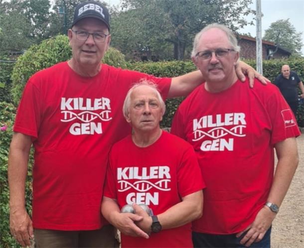 Frank Buscher, Bernard Duchemin und Rainer Grunst spielen Boule.