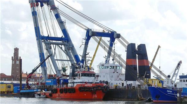 Ein Schwimmkram in einem Hafen