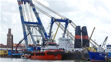 Ein Schwimmkram in einem Hafen