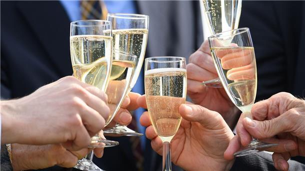 Mit Sekt anzustoßen, ist bei vielen Feiern Standard.