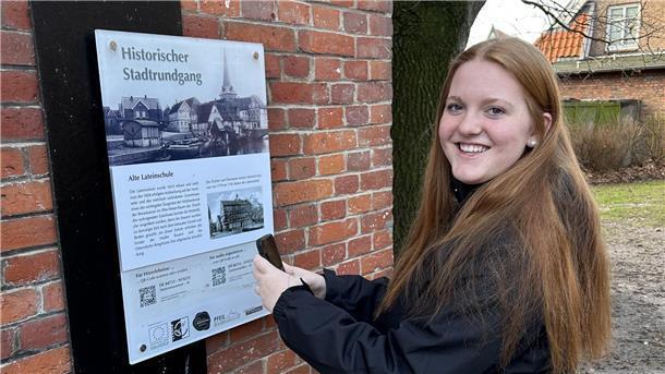 Mit Smartphone und QR-Code: Schülerin Amelie tom Wörden zeigt, wie der historische Stadtrundgang funktioniert. Sie hatte die Idee dazu, die Tafeln um die französische Sprache zu erweitern.