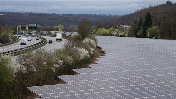 Mehr saubere Energie für Deutschland Mit so einer großen Fläche aus Solarpanelen entsteht eine Menge Strom.