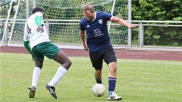 Szene aus dem Fußballspiel SG Schwei/Seefeld/Rönnelmoor gegen den ESV Wilhelmshaven