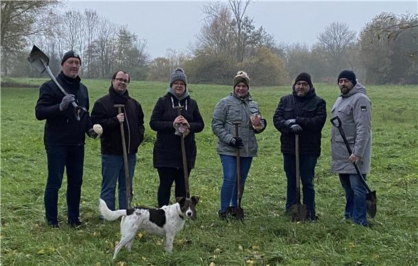 Sparfachgruppe bringt zahlreiche Blumenzwiebeln in Park an der Heete aus Mit Spaten bewaffnet hat eine Sparfachgruppe aus Atens jetzt im kleinen Park an der Heete zahlreiche Blumenzwiebeln ausgebracht.