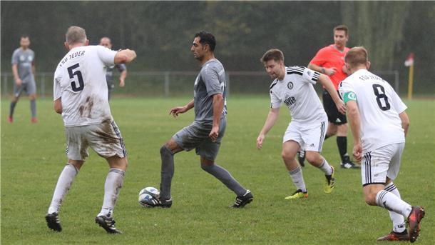 Fußballspiel des TuS Einswarden mit Bünyamin Kapakli (am Ball)