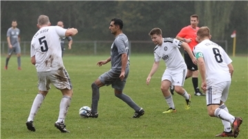 Fußballspiel des TuS Einswarden mit Bünyamin Kapakli (am Ball)
