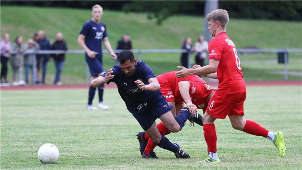 Bünyamin Kapakli vom Fußball-Kreisligisten 1. FC Nordenham fällt