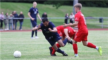 Bünyamin Kapakli vom Fußball-Kreisligisten 1. FC Nordenham fällt