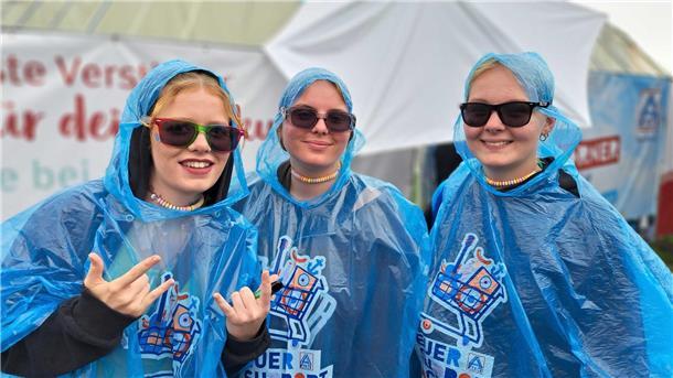 Deichbrand 2023 ertrinkt: REGEN und SCHLAMM ohne Ende (Fotos) Mit Style lässt sich dieses Wetter doch gleich viel besser ertragen.