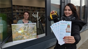 Mit Taschenlampe geht’s auf Bildersuche in den Schaufenstern: Susanne Austein, Leiterin der Stadtbücherei (links), und Mitarbeiterin Ronja Rozbach freuen sich auf den Bilderbuch-Spaziergang durch Langen und Bad Bederkesa.