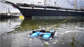 Mit Tauchroboter „Sunny“ haben Bremerhavener Studenten die „Seute Deern“ aus der Unterwasserperspektive gefilmt.