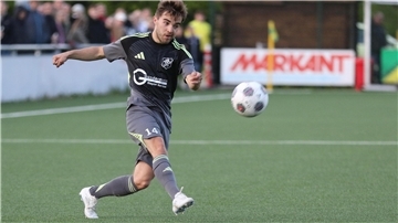 Thore Bauer vom TSV Abbehausen spielt Fußball