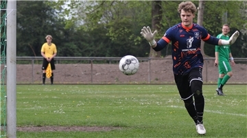 Spielszene aus dem Spiel TuS Einswarden gegen SG Abbehausen II/Phiesewarden in der 1. Fußball-Kreisklasse mit Torwart Darwin Witt
