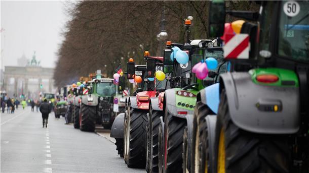 Bauernprotest in Berlin: Worum geht es? Mit Trecker-Korsos machten Landwirte in den vergangenen Tagen Front gegen Sparpläne der Bundesregierung.