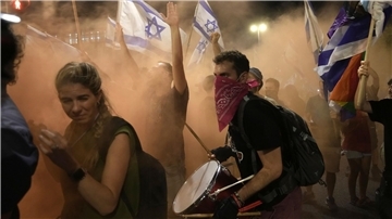 Mit Trommeln und Flaggen: Israelis demonstrieren gegen die Regierungspläne zur Überarbeitung des Justizsystems.