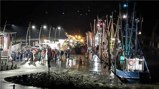 Soli-Feuer der Kutterfischer am Dorumer Hafen: 400 Menschen trotzen der Kälte Kutterhafen Dorum-Neufeld Kutterfischer Soli-Feuer Mahnfeuer
