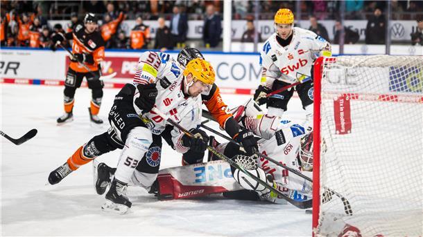 Die Pinguins verpassen das Triple im Nordderby Mit vereinten Kräften stemmen sich Pinguins-Verteidiger Maxim Rausch und Torwart Kristers Gudlevskis gegen ein Tor der Grizzlys Wolfsburg - in dieser Szene mit Erfolg.