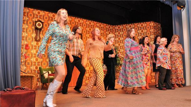 Mit viel Spaß und Elan gestalteten die Darstellerinnen und Darsteller der Niederdeutschen Bühne das „Festival der Liebe“.