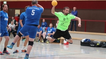  Viktor Schwarz von der HSG Unterweser in der Handball-Regionsliga gegen den VfL Bad Zwischenahn