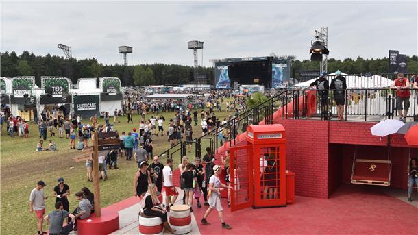 Mit VIP-Lounges und Spielelandschaften inklusive Rutsche buhlen die Sponsoren um die Gunst der Hurricane-Besucher.