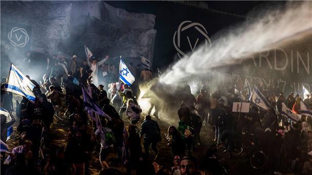 Mit Wasserwerfern gegen die Demonstranten: Zehntausende Menschen strömten in der Nacht in der Küstenmetropole Tel Aviv auf die Straße.