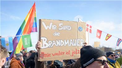 Ein Plakat auf einer Demo gegen Rechtsextremismus.