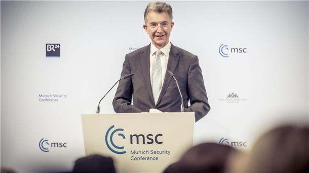 Christoph Heusgen steht an einem Podium