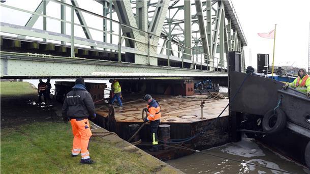 Rätselhafter Brückenschaden Mit zwei kleineren Pontons wird die Drehbrücke in Bremerhaven derzeit stabilisiert. Die Suche nach den Ursachen der Havarie soll erst am Freitag nach der Bergung beginnen.