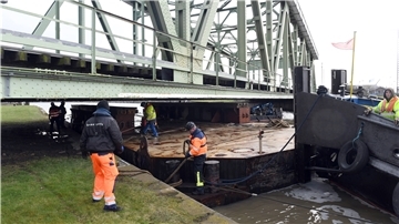 Mit zwei kleineren Pontons wird die Drehbrücke in Bremerhaven derzeit stabilisiert. Die Suche nach den Ursachen der Havarie soll erst am Freitag nach der Bergung beginnen.