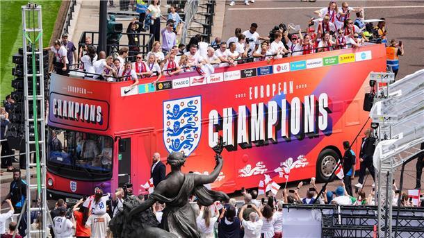 Fans feiern Englands Fußball-Europameisterinnen in London Mit zwei offenen Bussen fuhr das Team über die Prachtstraße The Mall.