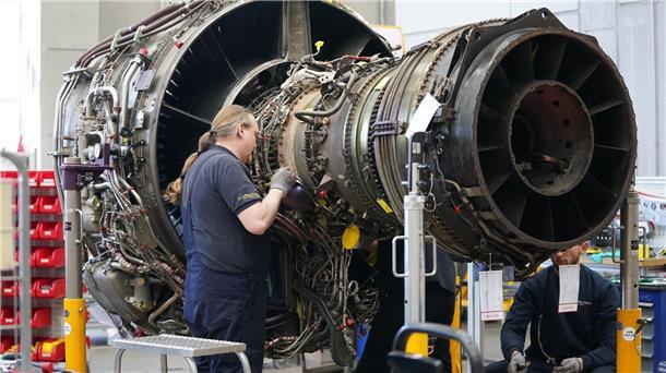 Lufthansa bläst Anteilsverkauf von Wartungssparte ab Mitarbeiter arbeiten an einer Flugzeugturbine in der Triebwerksüberholungswerkstatt auf dem Gelände der Lufthansa Technik AG.