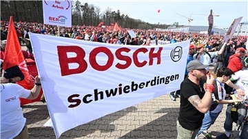 Mitarbeiter demonstrieren für eine Mitbestimmung bei dem von Bosch geplanten Stellenabbau.