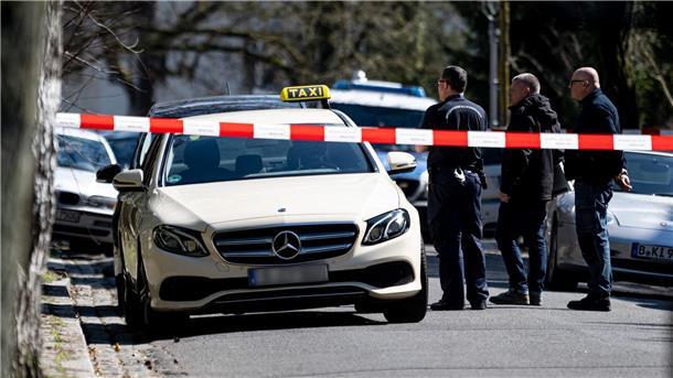Taxifahrer getötet - Tatverdächtiger festgenommen Mitarbeiter der Berliner Polizei am Tatort in Berlin-Grunewald.