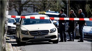 Mitarbeiter der Berliner Polizei am Tatort in Berlin-Grunewald.