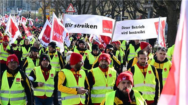 Post-Warnstreiks: Millionen Briefe bleiben liegen Mitarbeiter der Deutschen Post demonstrieren auf dem Schloßplatz in Dortmund für ihre Forderungen in der Tarifrunde.
