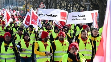 Mitarbeiter der Deutschen Post demonstrieren auf dem Schloßplatz in Dortmund für ihre Forderungen in der Tarifrunde.