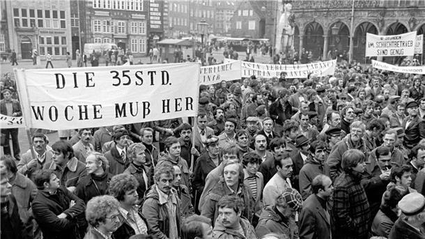 150 Jahre Flächentarifvertrag - Totgesagte leben länger Mitarbeiter der Klöckner-Werke fordern am 17. November 1978 auf dem Marktplatz von Bremen auf einem Transparent die 35-Stunden-Woche.