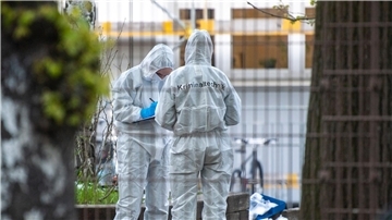 Mitarbeiter der Kriminaltechnik in der Nähe der Schule in Neukölln.