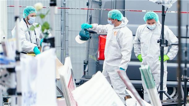 Messerangriff bei islamkritischer Kundgebung Mitarbeiter der Spurensicherung am Tatort.