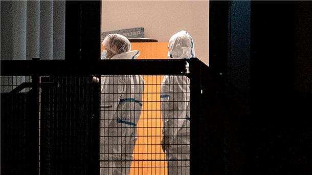 Schüsse bei Zeugen Jehovas: Augenzeuge filmt mit dem Handy Mitarbeiter der Spurensicherung begannen nach Mitternacht mit der Arbeit.