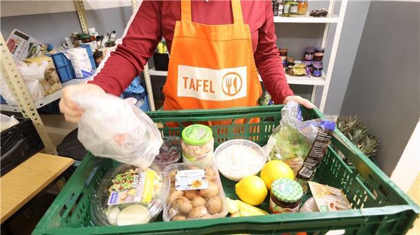 Fernsehlotterie fördert Tafel mit 23 Millionen Euro Mitarbeiter der Tafel bereiten die Ausgabe von Lebensmitteln vor.