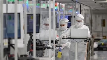 Mitarbeiter des Chipkonzerns Infineon arbeiten im Reinraum der Chipfabrik.