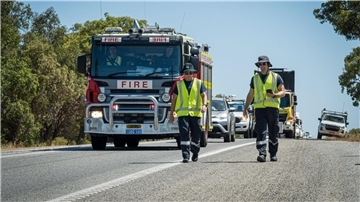 Mitarbeiter des Department of Fire and Emergency Services suchen nach der winzigen Kapsel.