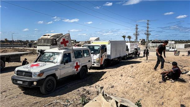 Hamas übergibt vier weitere Leichen von Geiseln Mitarbeiter des Roten Kreuzes helfen bei Übergabe der Leichen von Geiseln. (Archivbild)