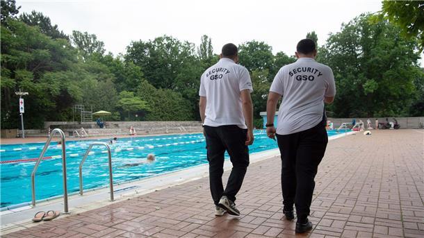Randale im Freibad: Polizei, Hausverbote, Rutschensperrung Mitarbeiter des Sicherheitsdienstes „Security GSO“ drehen im Berliner Prinzenbad ihre Runden.